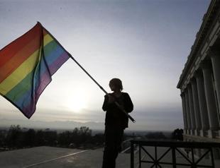 US government to expand gay marriage rights