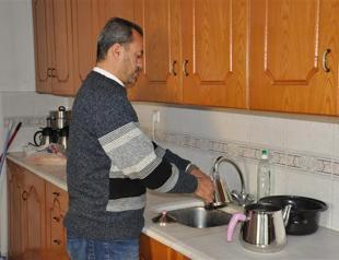 Syrian heart surgeon sweeps floors to survive in southern Turkey