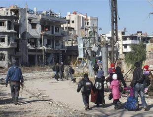 Syria aid teams prepare to renew Homs evacuations