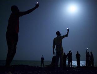 Moonlit African migrants image wins World Press Photo