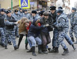 Russia arrests 200 as court convicts anti-Putin protesters