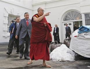 Obama meets Dalai Lama, defies China