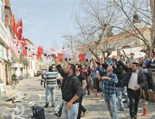 HDP local election campaigners attacked by crowd in Aegean town