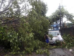 Super Typhoon Haiyan kills 3 in Philippines: official