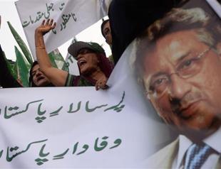 Pakistans Musharraf at court for first treason hearing