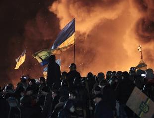 Death toll in Ukraine clashes climbs to 25 as police advance on protesters