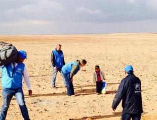 Photo goes viral of lost Syria refugee child