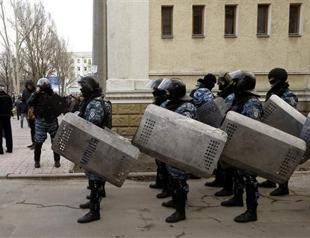 Ukraine to unveil unity cabinet after disbanding feared police