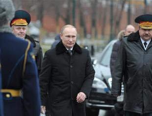 Putin puts troops in western Russia on alert in drill