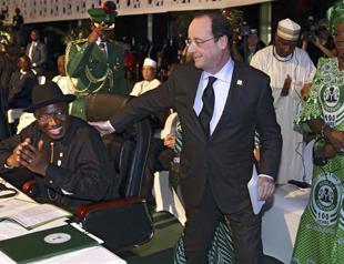 Hollande seeks Central Africa unity as France digs in