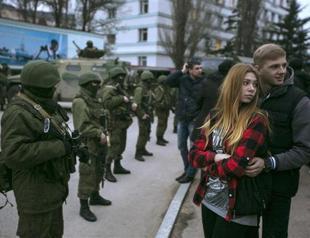 Sleepy Crimean port turns out for Russian troops