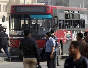 Cairo bomb wounds 5 as Egypt widens crackdown on Islamists