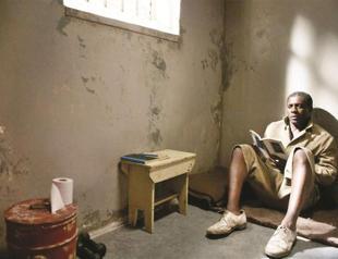 Mandela film on screen with Kurdish subtitles