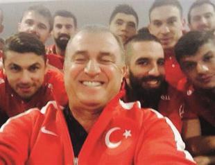 Turkey joins ‘selfie’ trend before game against Sweden