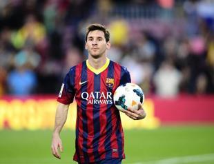 Record-breaker Messi fires treble as Barca hit seven