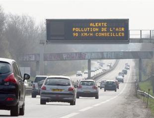 Police sent to enforce car ban as Paris battles smog