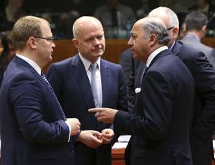 EU, US impose sanctions on Russians after Crimea vote