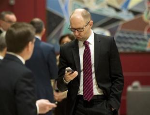 EU, Ukraine sign political provisions of historic accord