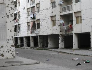 Rockets hit runway in Libyas Tripoli, halting flights: source