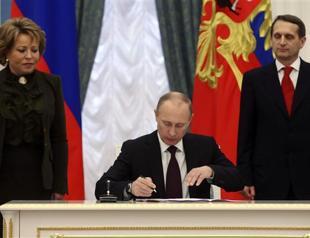 Putin signs Crimea seizure into law in Kremlin ceremony