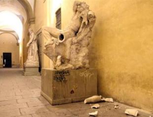 Statue victim of student’s selfie-taking