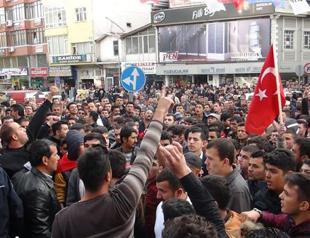 Crowd of around 5,000 people attack HDP building in Central Anatolian province