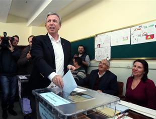 CHP’s Ankara candidate announces victory, warns against ballot security