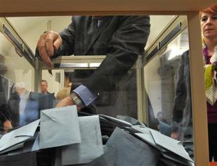 Frances Hollande seen reshuffling cabinet after local poll rout