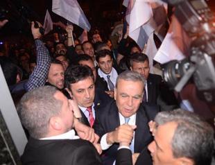 CHP wins in stronghold İzmir, loses four districts