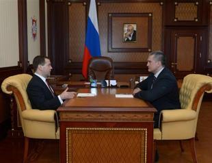 Russian PM Medvedev makes surprise visit to Crimea