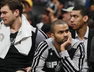 Spurs pound Pacers to win club record 18th straight