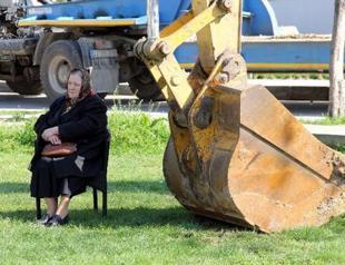 Elderly woman resists construction at a park in northwestern Turkish city
