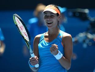 Serena shocked as Djokovic stretches streak