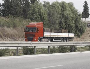 Turkish gendarmerie search trucks near Syrian border