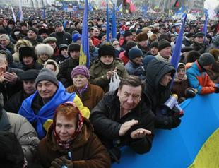 200,000 mass in Ukraine in defiance of protest curbs