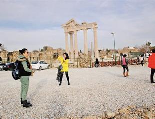 Antalyas ruins drawing in Chinese tourists