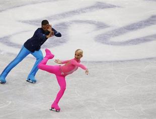 Germanys Savchenko, Szolkowy lead worlds