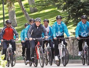 Turkish President Gül powers pedals