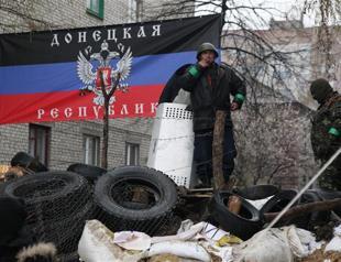 Ukraine tries to clear pro-Russian rebels, reports dead on both sides