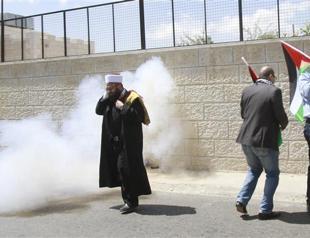 Israel police, Palestinians clash at Jerusalems Al-Aqsa