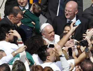 Pope poses for selfies after Palm Sunday homily