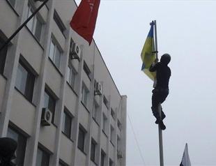 Ukrainian president threatens military operation as unrest grows