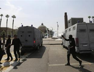 Bomb wounds two policemen in Cairo