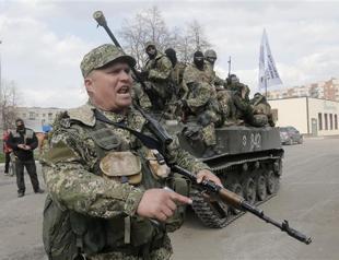 Pro-Russia separatists take armoured vehicles of Ukrainian army