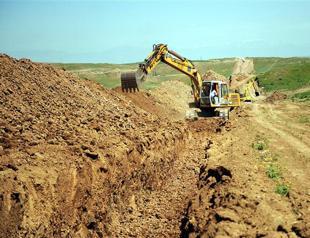 Kurds at odds over Syrian border moat
