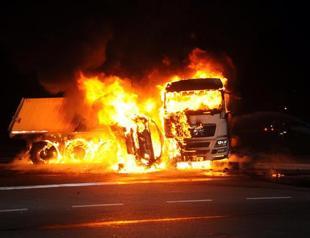 Five killed as car crashes into oil transporter in Antalya