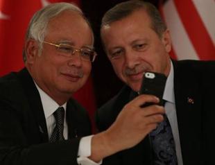Erdoğan mocks rumors he’ll flee to Malaysia, poses for a selfie with PM Razak
