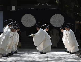 Japan lawmakers visit war shrine on eve of Obama trip