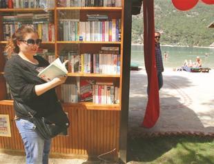 Turkeys first beach library opens in Fethiye park