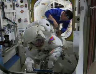 US astronauts step out on spacewalk for repairs